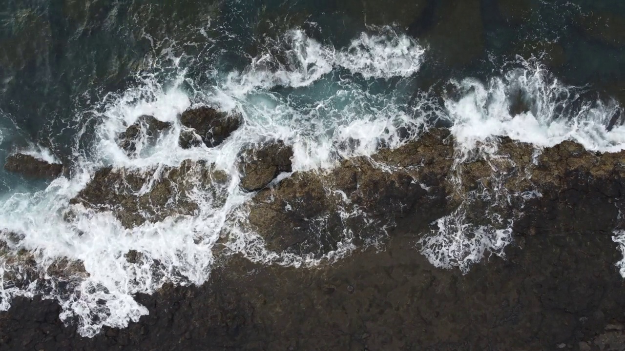 航拍的海浪拍打着西班牙富埃特文图拉的岩石海岸视频素材