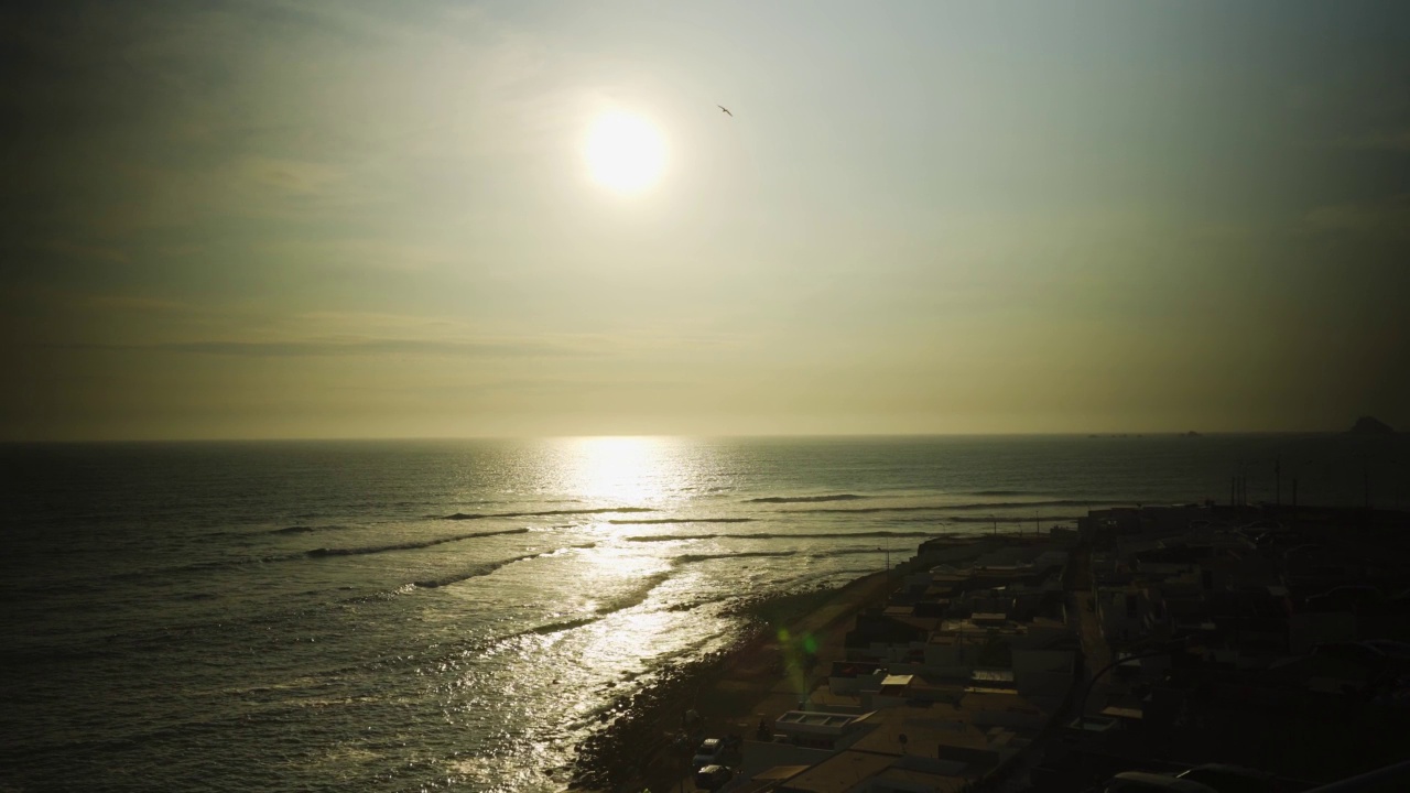 在蓬塔赫莫萨(Punta Hermosa)，从一座海边别墅的露台上看到海鸥在夕阳下飞翔，还有4k分辨率的海浪视频素材