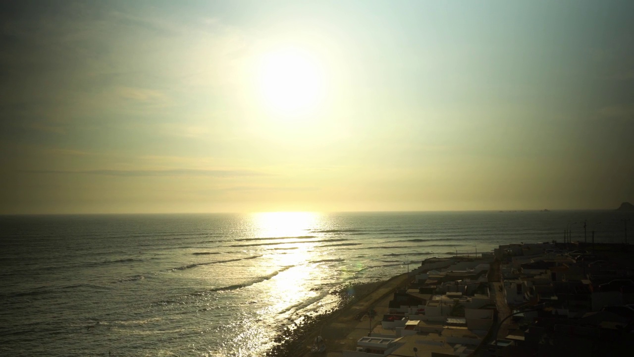 在蓬塔赫莫萨(Punta Hermosa)，从海边别墅的露台上观看日落和海浪，售价4k视频素材