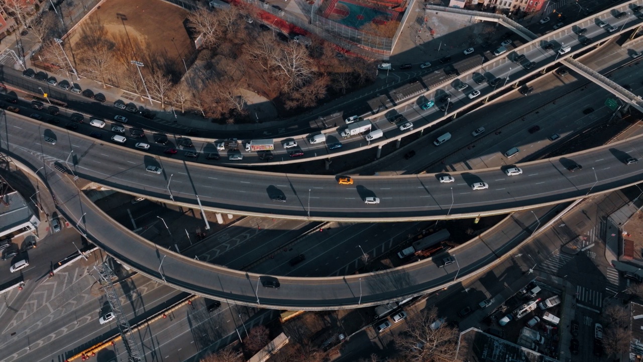 阳光明媚的夜晚大城市的道路交通视频素材