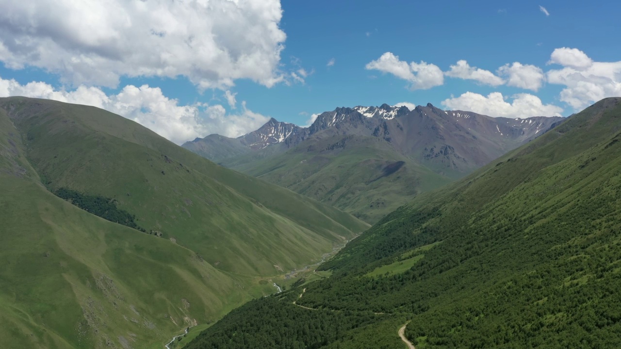 高加索山脉的夏季景观视频素材