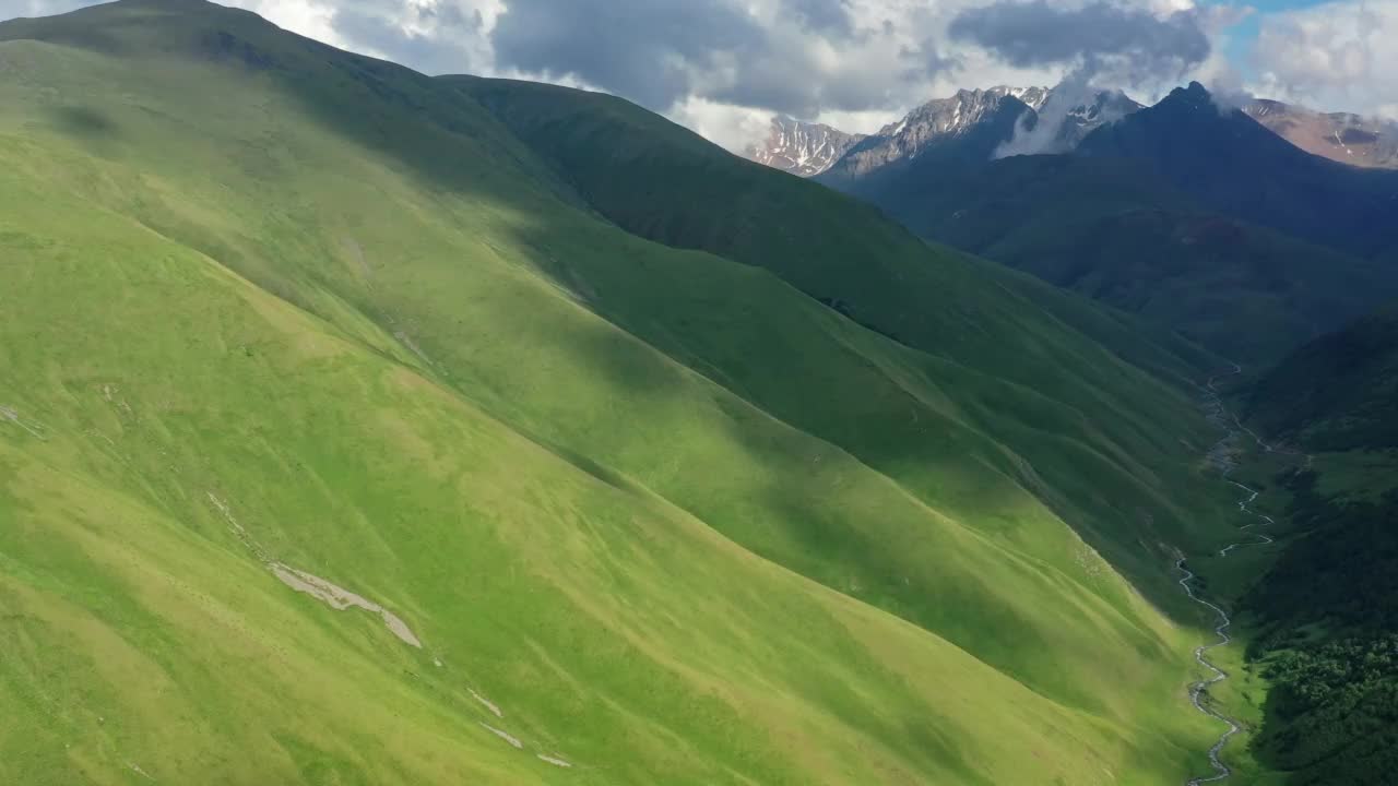 高加索山脉的夏季景观视频素材