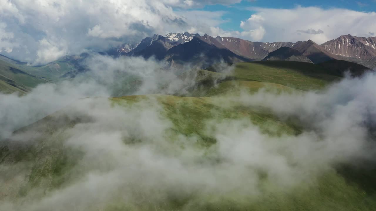 高加索山脉的夏季景观视频素材