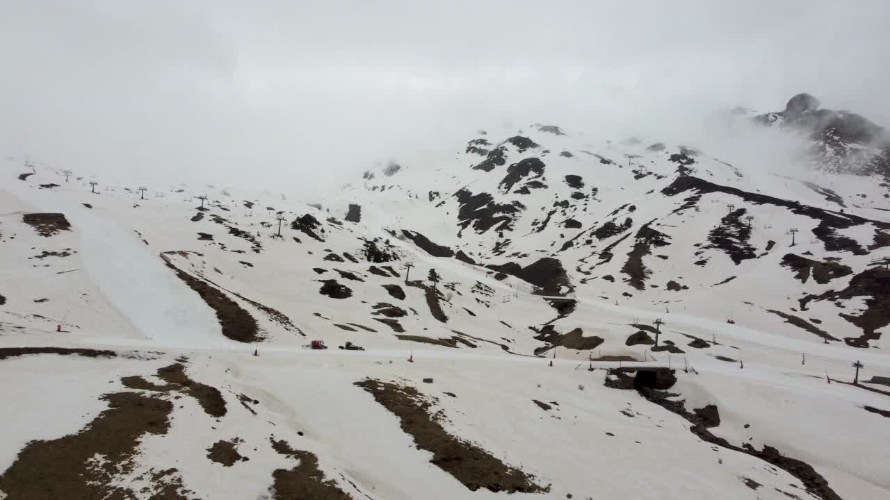 航拍的一个滑雪场没有人，山坡受雾霾影响，积雪呈棕色视频素材