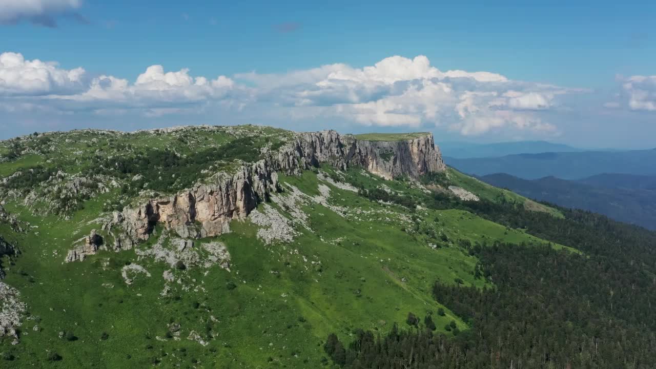 高加索山脉的夏季景观视频素材