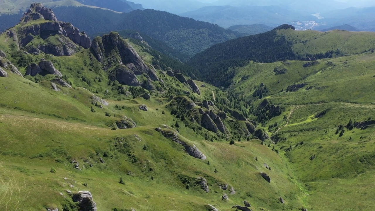 无人机鸟瞰高山沉积岩、山峰和绿色斜坡。丘卡斯山脉，喀尔巴阡山脉，罗马尼亚视频素材