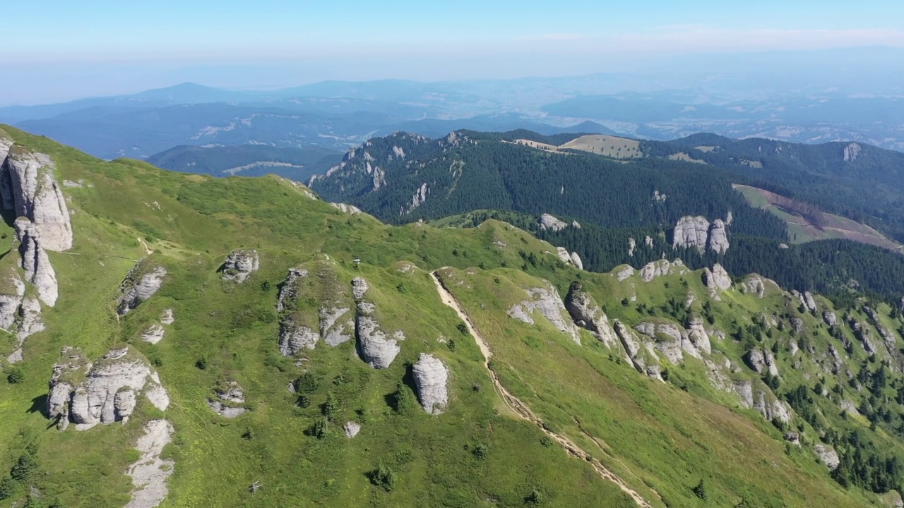 无人机鸟瞰高山沉积岩、山峰和绿色斜坡。丘卡斯山脉，喀尔巴阡山脉，罗马尼亚视频素材