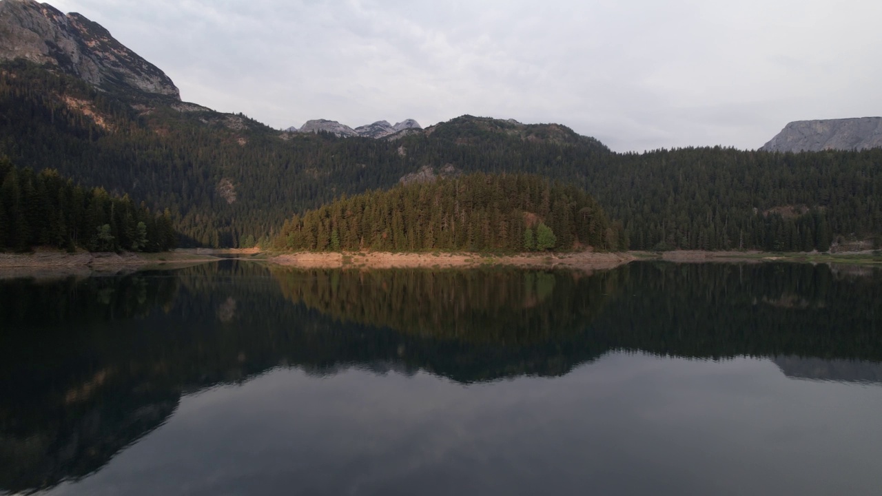 从空中俯瞰黑山的黑湖或Crno jezero, Zabljak，欧洲视频素材