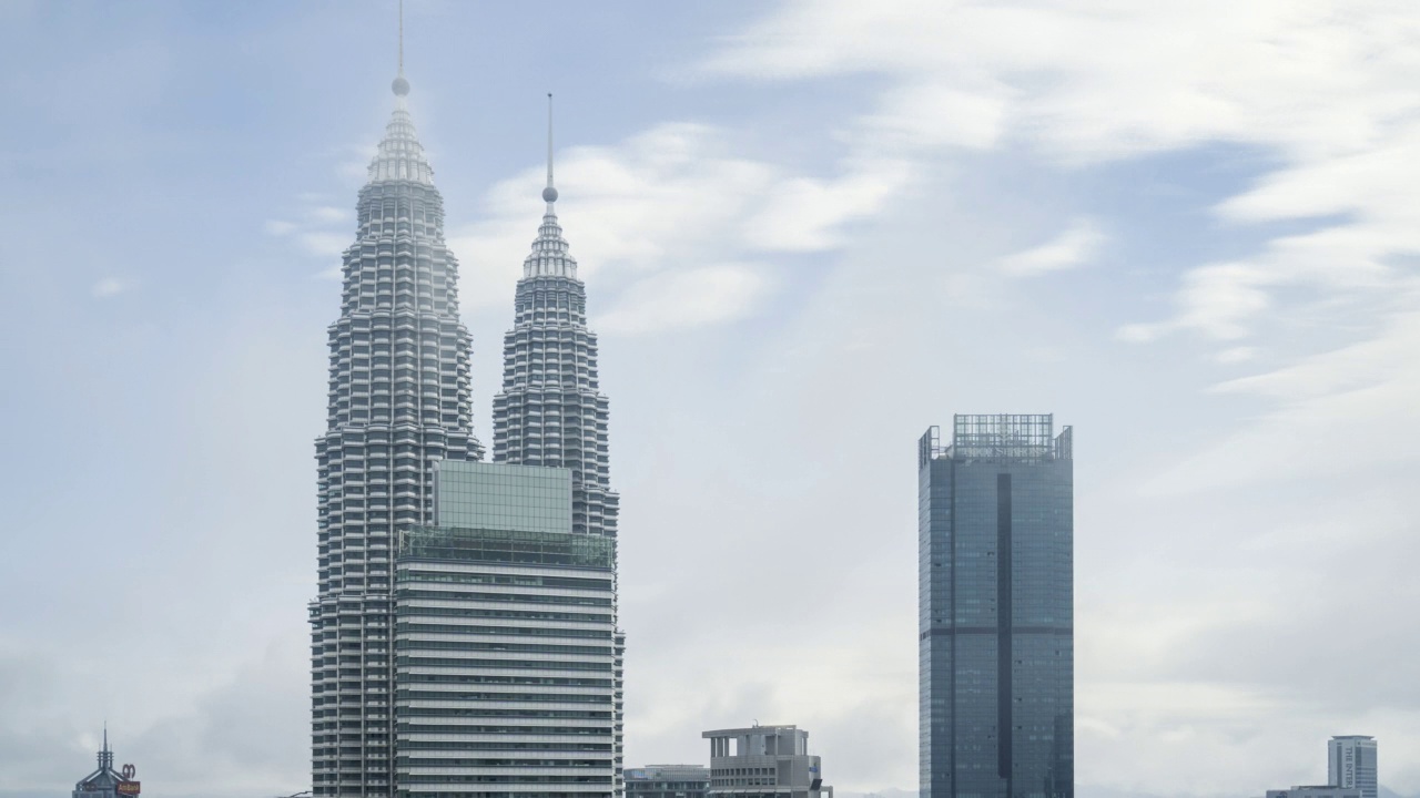 吉隆坡的低云和雾蒙蒙的早晨的天空视频素材