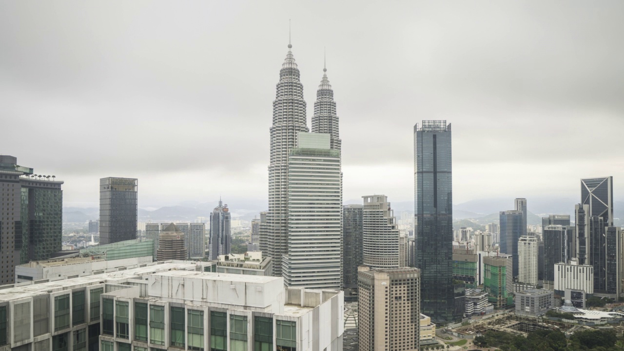 吉隆坡低云、朦胧和雾蒙蒙的日出景象视频素材