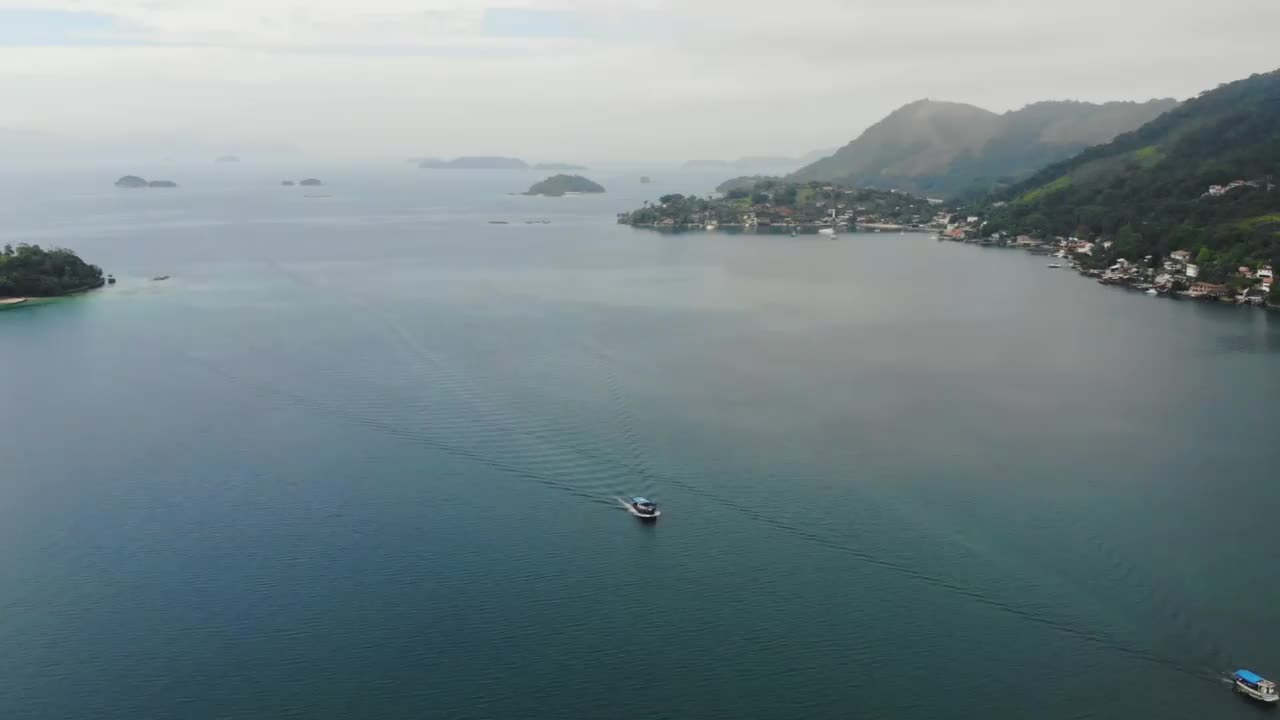 海洋海岸的山脉，岛屿和船只的全景鸟瞰图视频素材