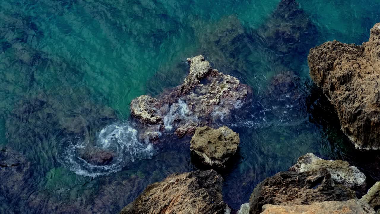 宁静的海景和岩石视频素材