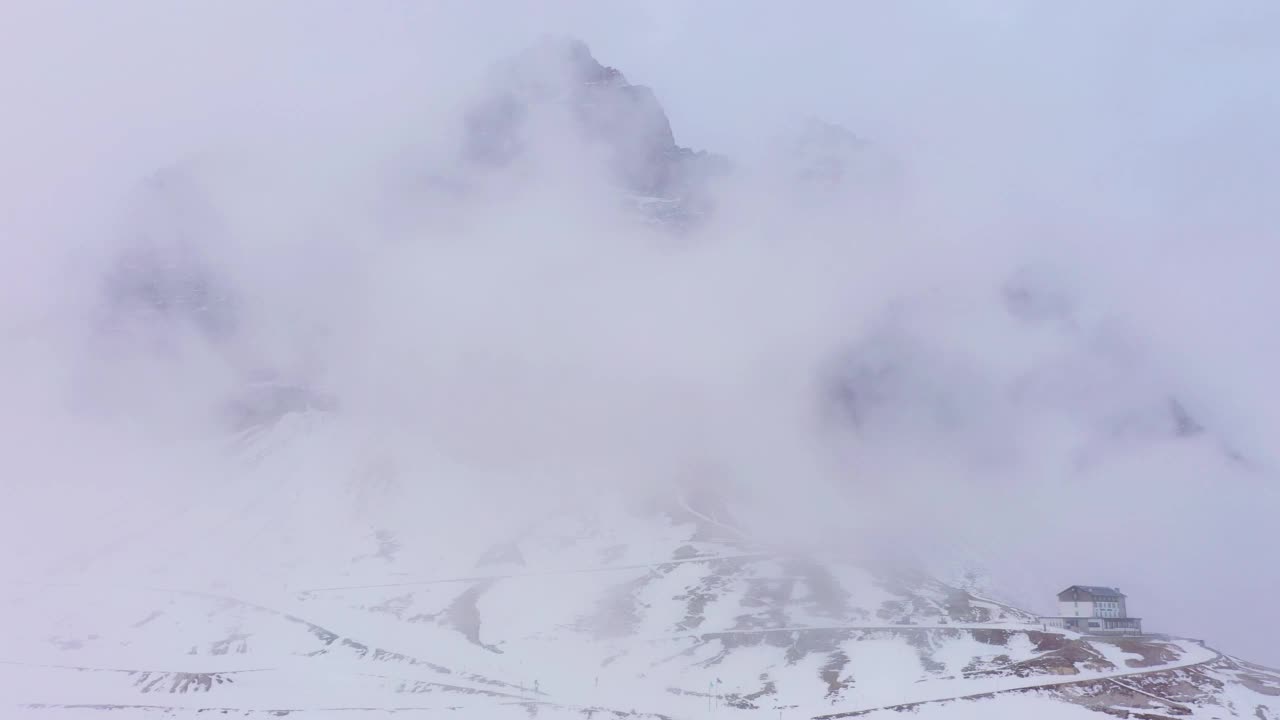 拉瓦雷多万岁。《三峰多云冬日》。鸟瞰图。意大利视频素材