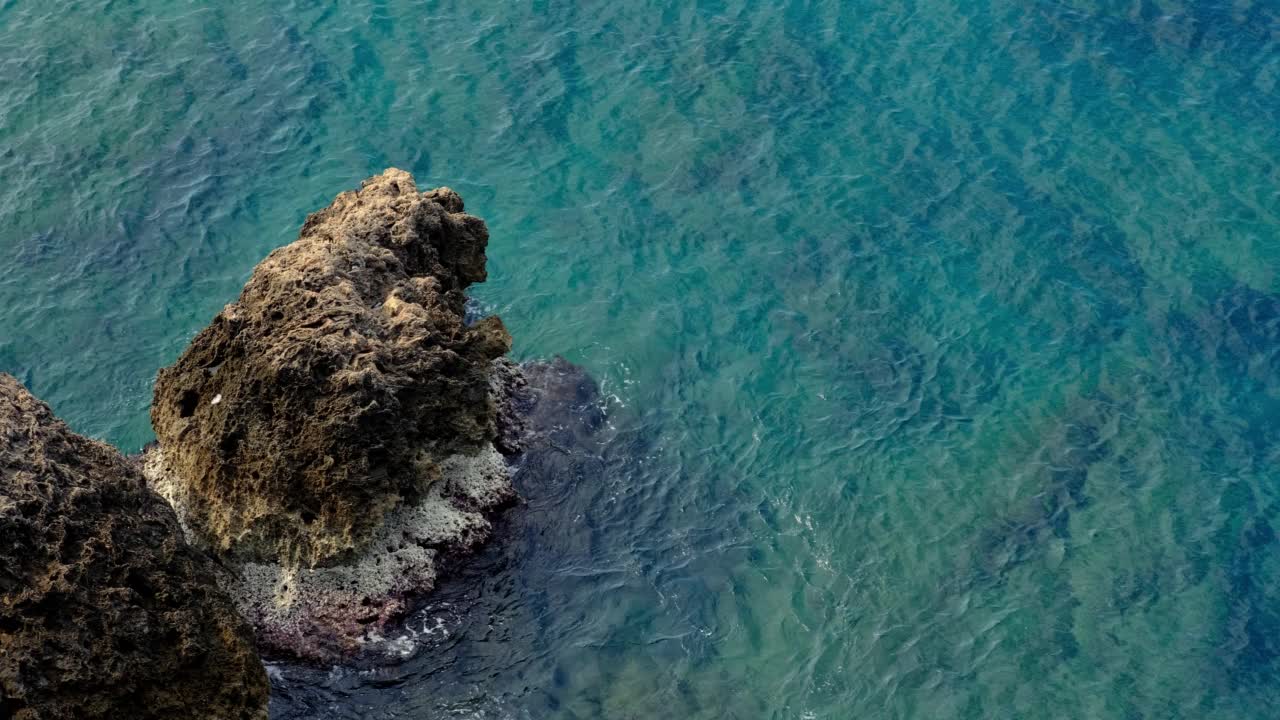 宁静的海景和岩石视频素材