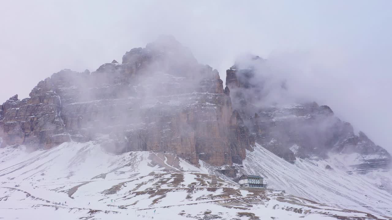 拉瓦雷多万岁。《三峰多云冬日》。鸟瞰图。意大利视频素材