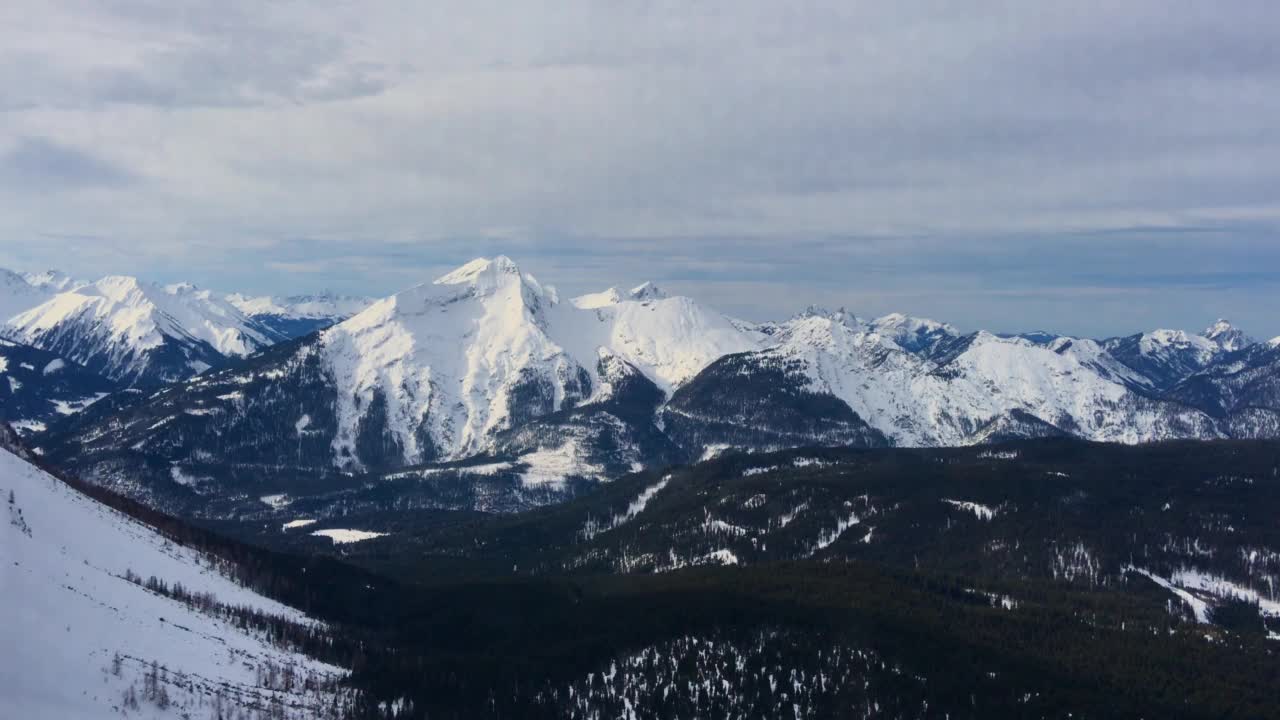 白雪皑皑的山脉景观，祖格斯匹茨观景。视频素材