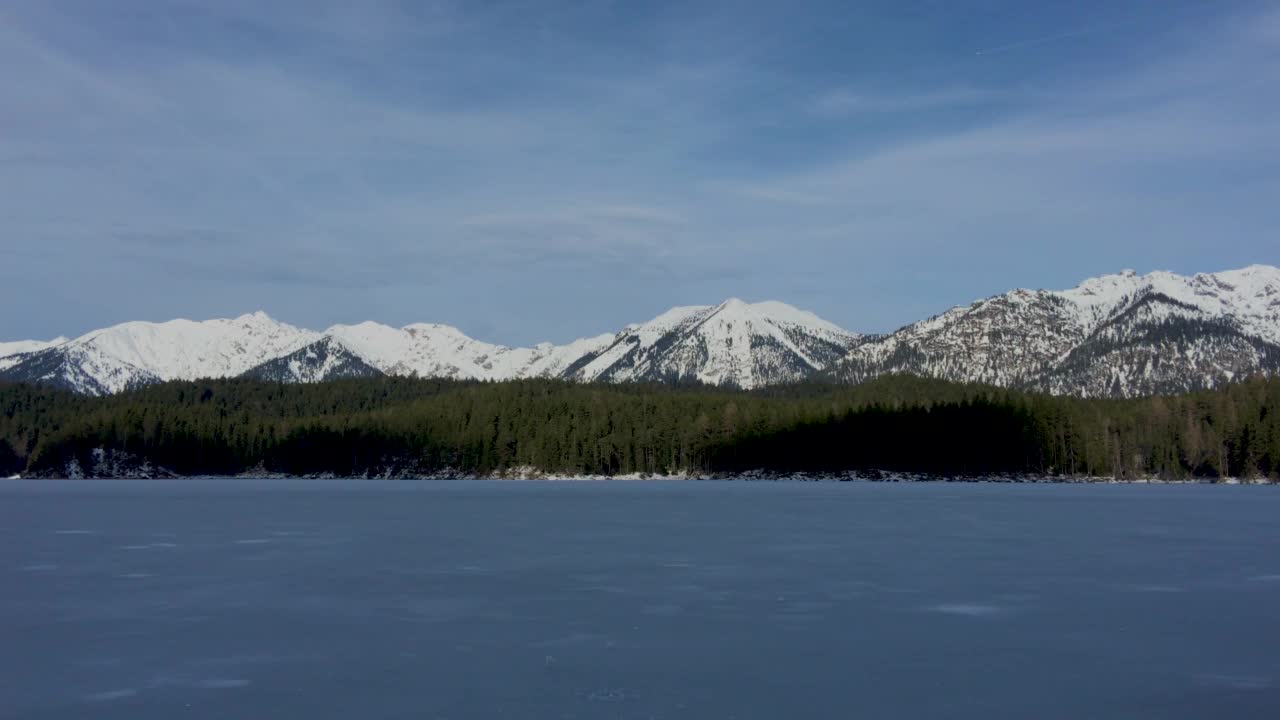 白雪皑皑的山脉景观，祖格斯匹茨观景。视频素材