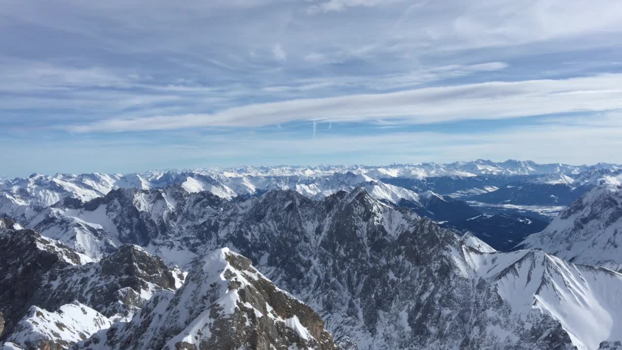 白雪皑皑的山脉景观，祖格斯匹茨观景。视频素材