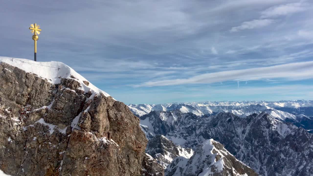 白雪皑皑的山脉景观，祖格斯匹茨观景。视频素材