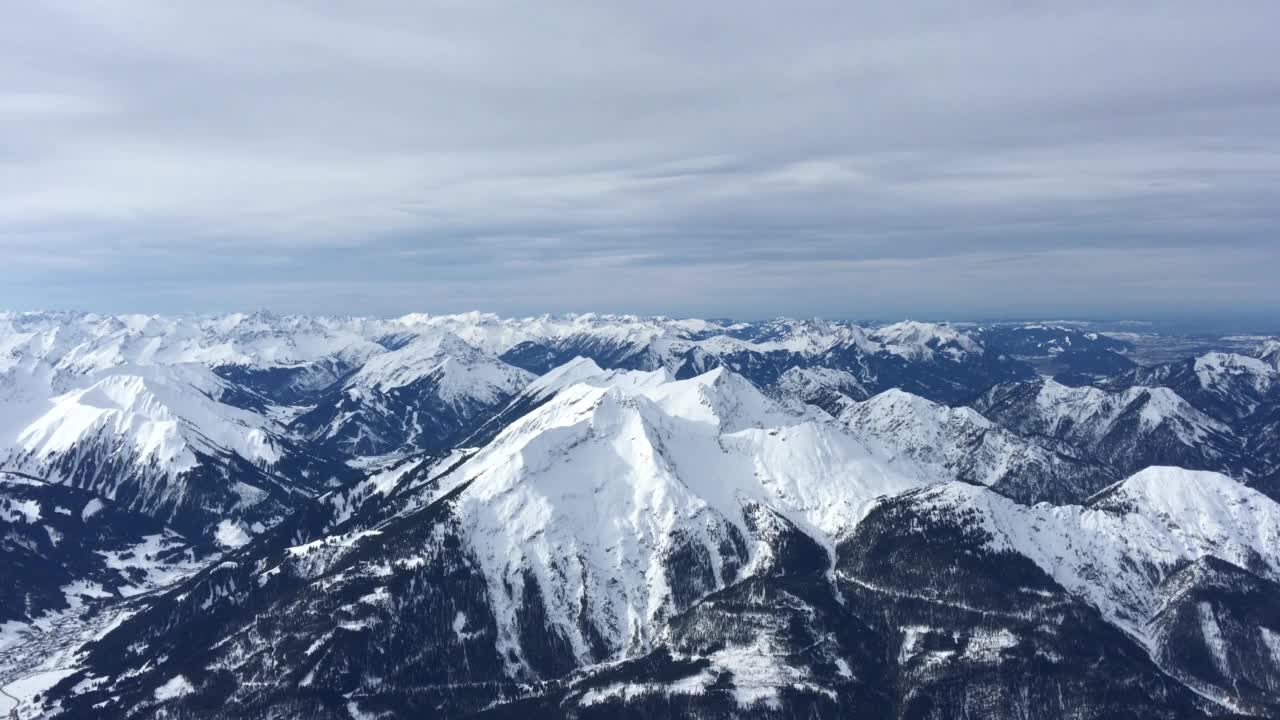 白雪皑皑的山脉景观，祖格斯匹茨观景。视频素材