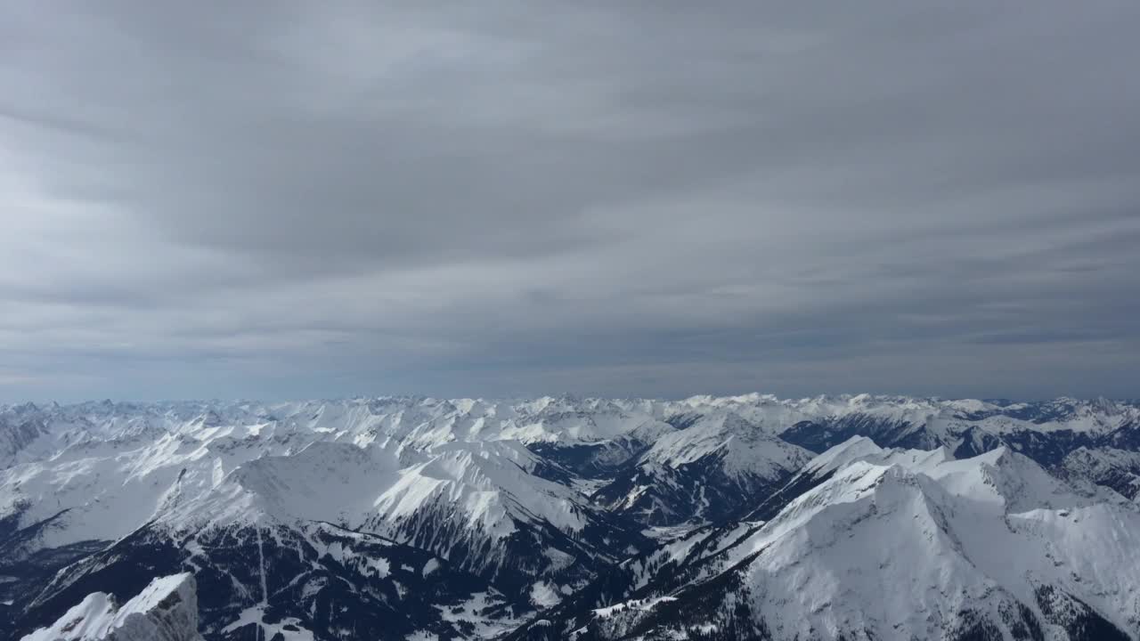 白雪皑皑的山脉景观，祖格斯匹茨观景。视频素材