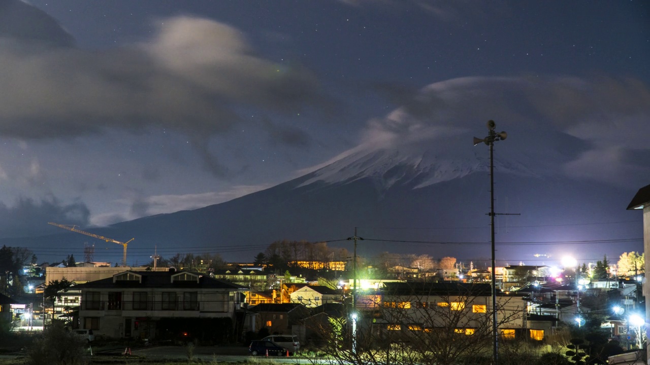 富士山在日本山梨县川口湖的时间流逝。视频素材