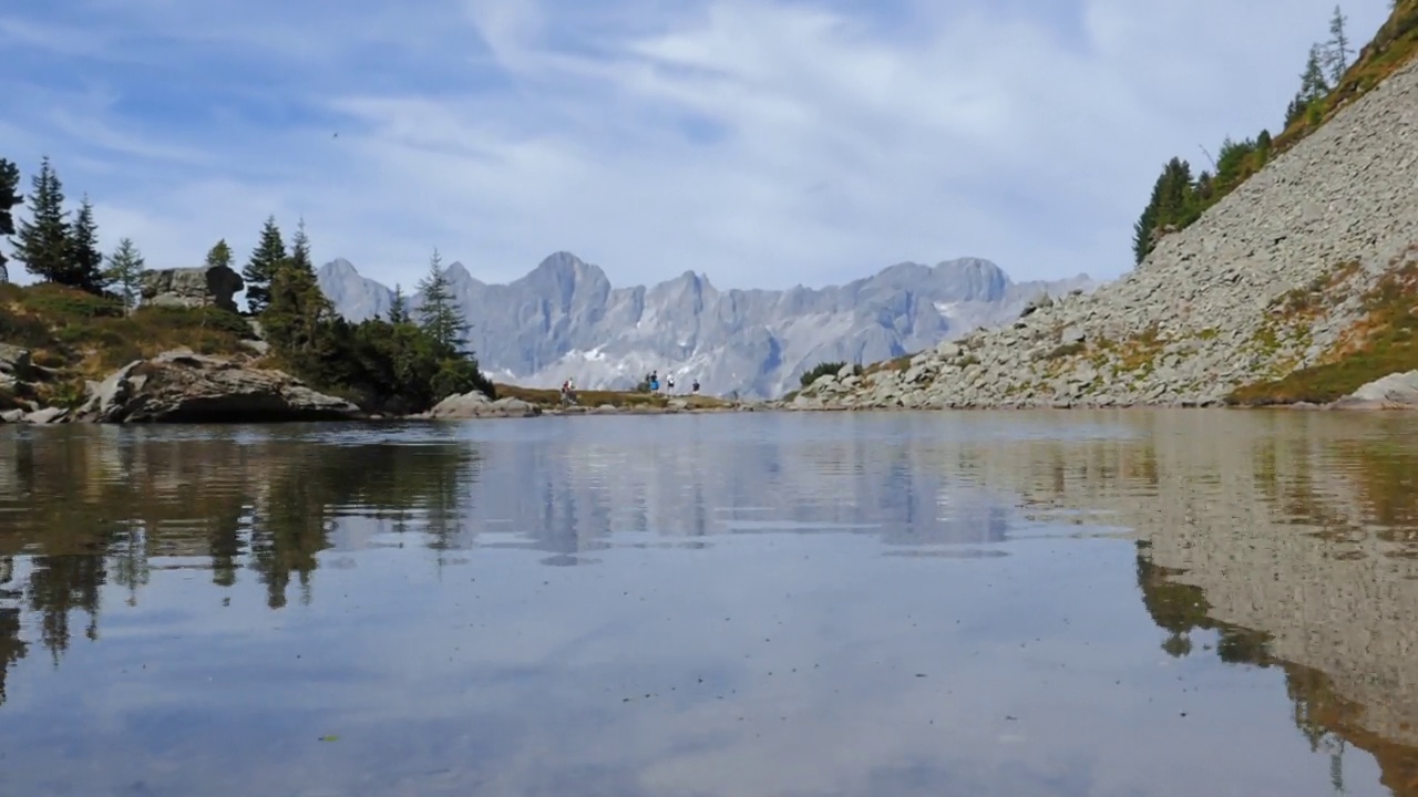 斯皮格尔湖(镜湖)反射着达赫斯坦山脉的高延时。Reiteralm Schladming-Dachstein,奥地利。视频素材