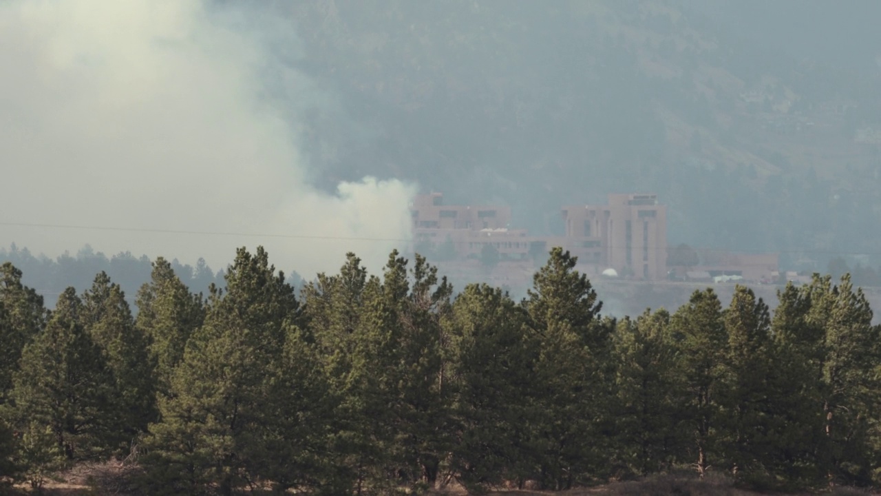 科罗拉多州博尔德市的野火云团滚滚升起视频素材