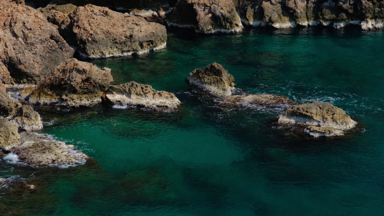 宁静的海景和岩石视频素材