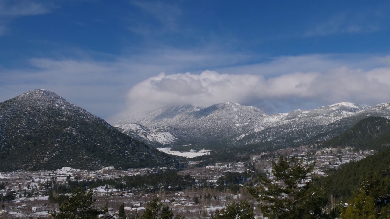 雪山和松树云移动fethiye土耳其nif地区CAL山视频素材