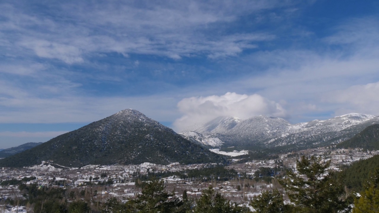 雪山和松树云移动fethiye土耳其nif地区CAL山视频素材