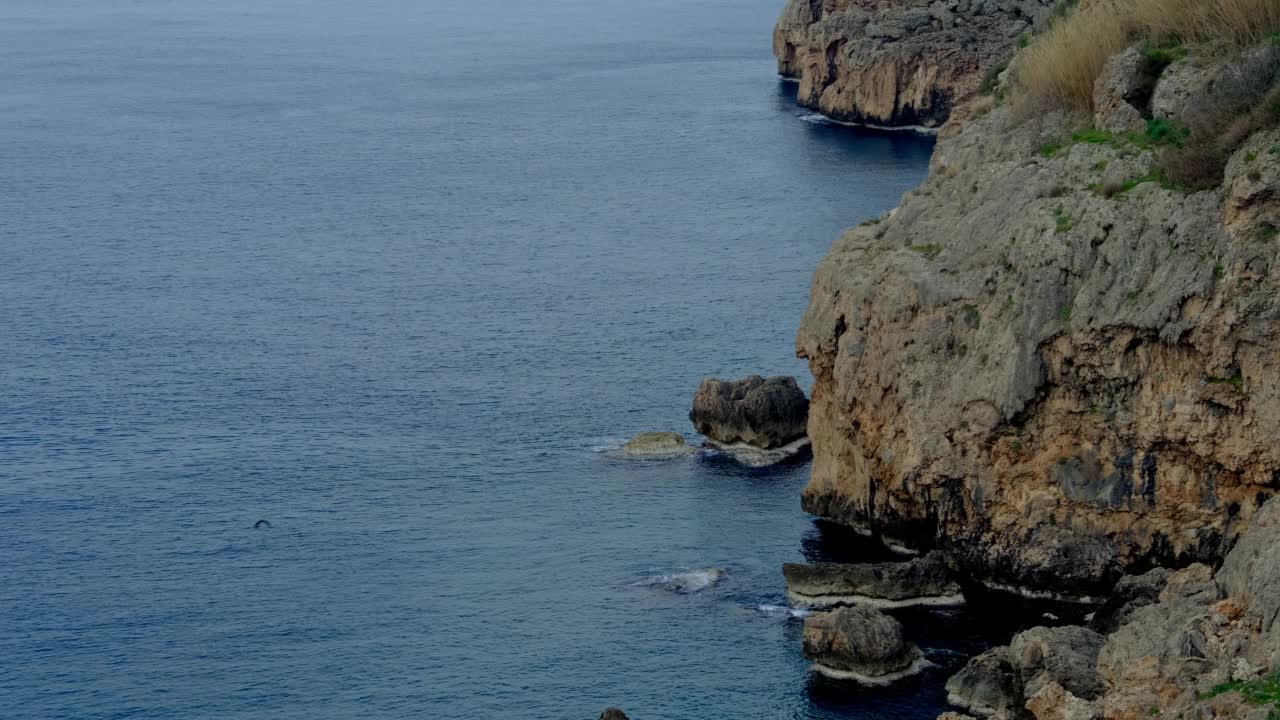 宁静的海景和岩石视频素材