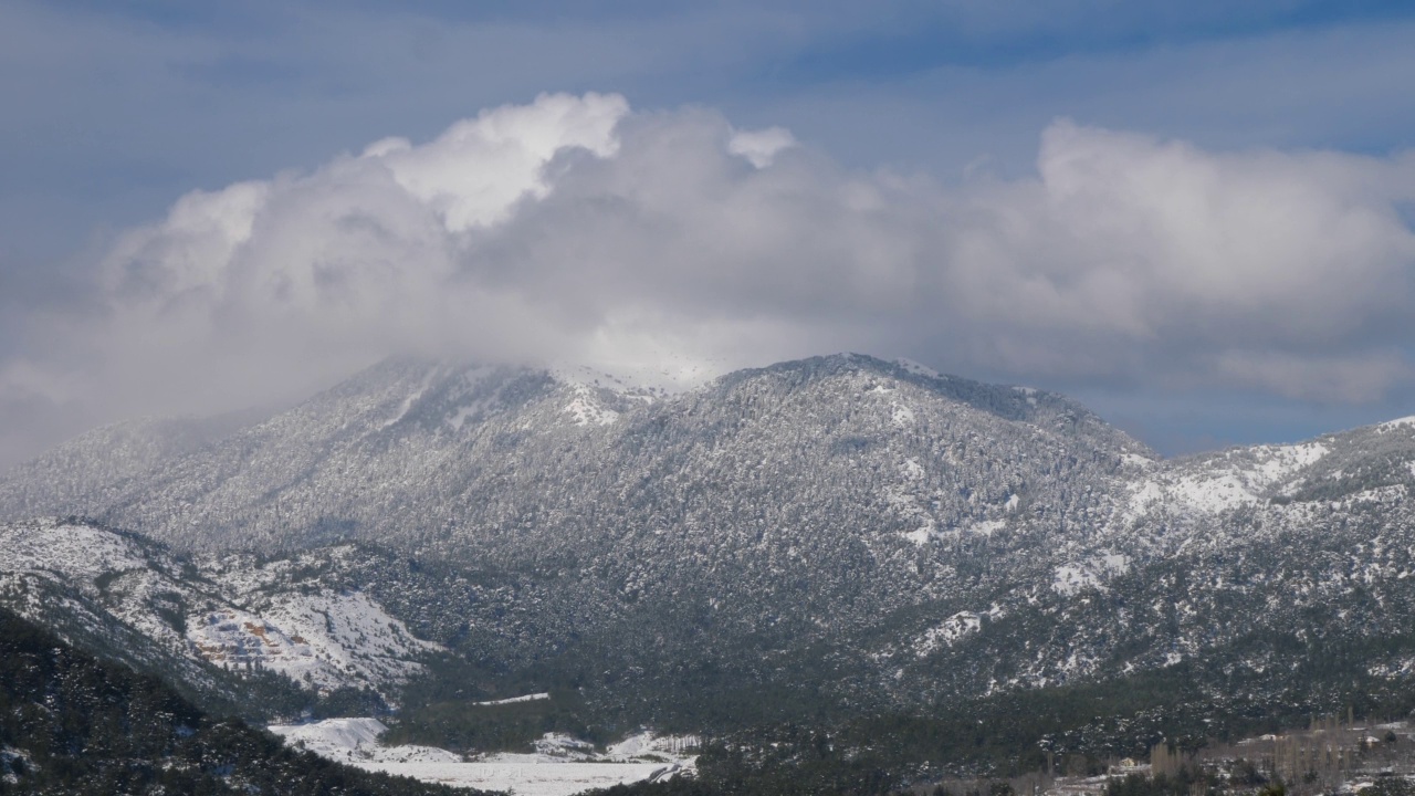 雪山和松树云移动fethiye土耳其nif地区CAL山视频素材