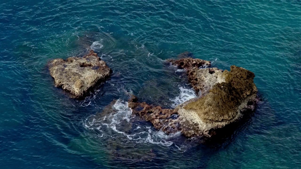 宁静的海景和岩石视频素材