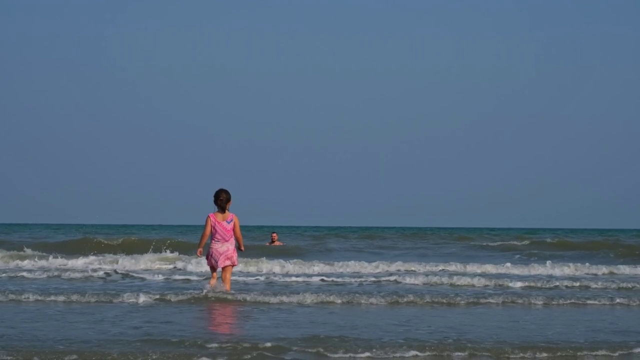 孩子走到海里视频素材