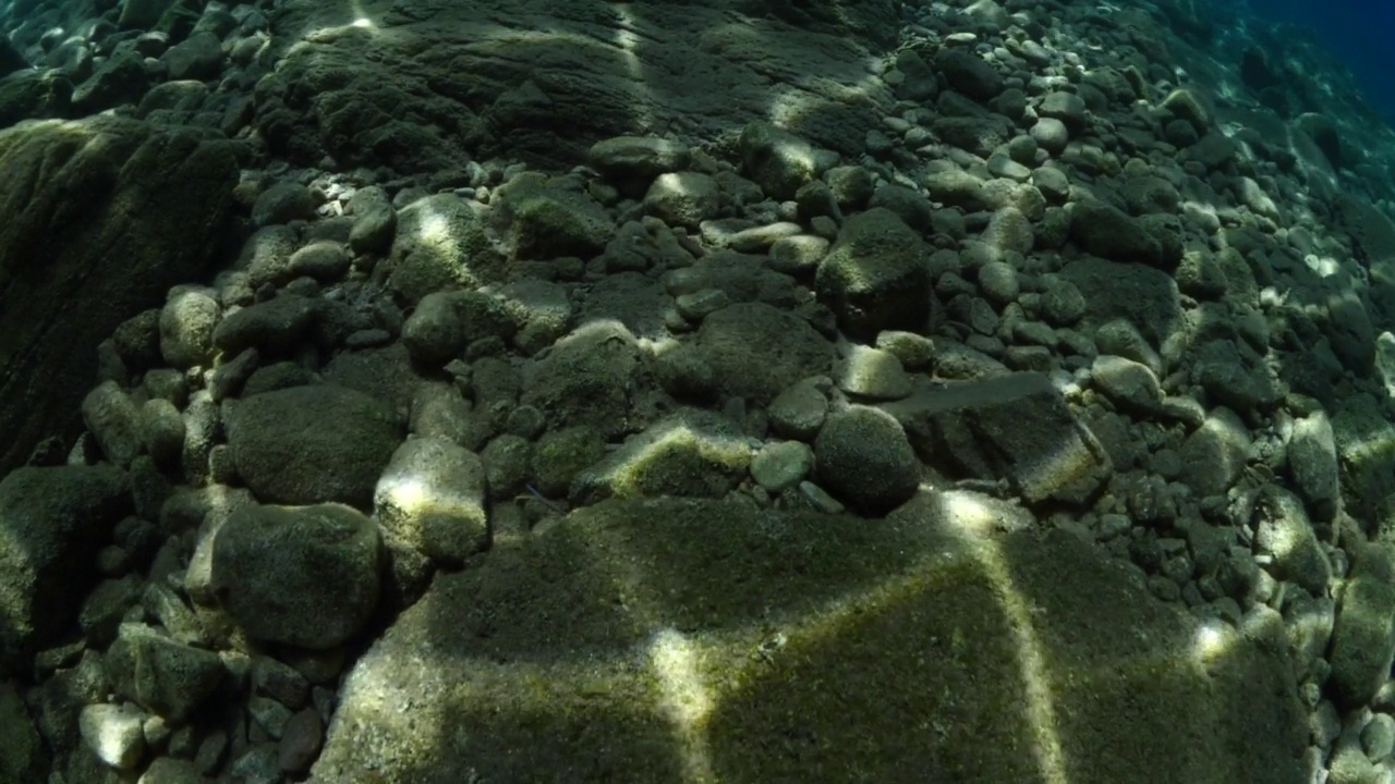 太阳光线和太阳光束的风景，水下水面上的波浪反射，慢的海洋风景为背景视频素材