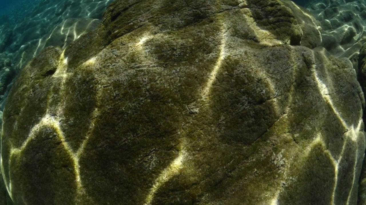 太阳光线和太阳光束的风景，水下水面上的波浪反射，慢的海洋风景为背景视频素材