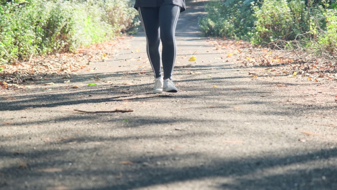 女运动员在训练中抽筋后小腿肌肉受伤。女运动员运动损伤。视频素材