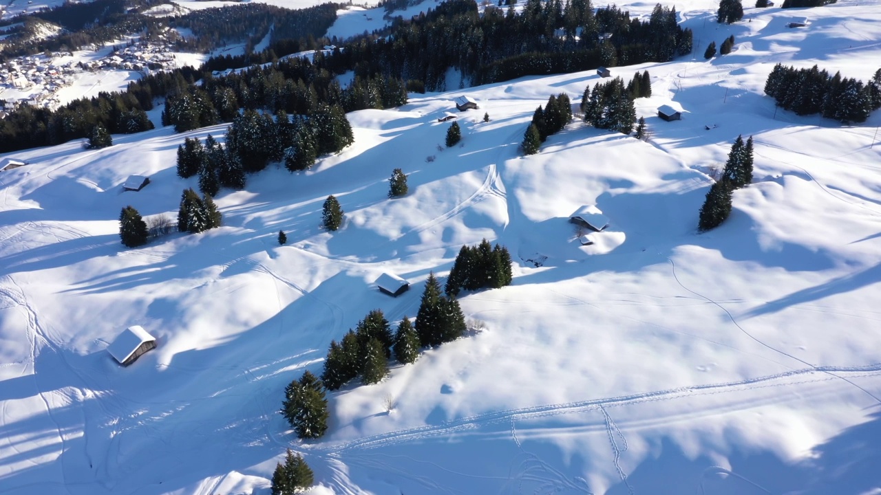 鸟瞰雪山森林和冬季著名的冬季滑雪胜地鸟瞰。冬天在高山。冬天在塔特拉山脉，奥地利，瑞士，意大利，波兰。视频素材