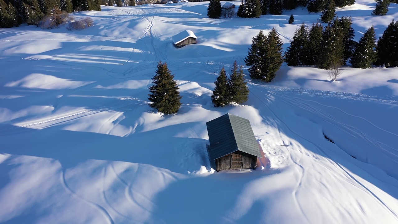 鸟瞰雪山森林和冬季著名的冬季滑雪胜地鸟瞰。冬天在高山。冬天在塔特拉山脉，奥地利，瑞士，意大利，波兰。视频素材