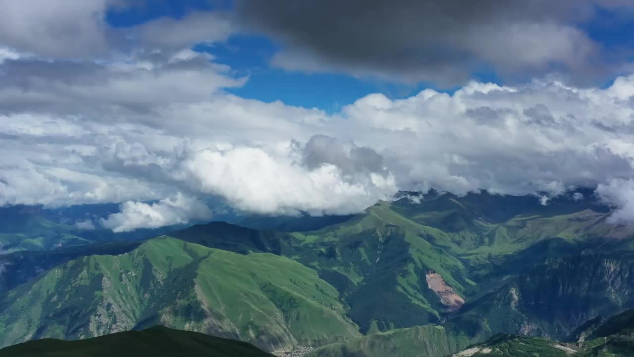 移动的云层下的高加索山脉视频素材