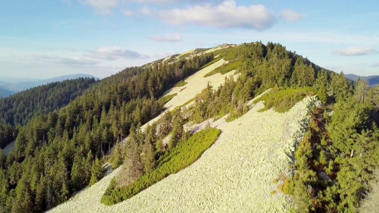 鸟瞰图上的美景。令人叹为观止的风景与全景山脉景观-喀尔巴阡山脉，辛尼维尔山口，卡缅卡山，乌克兰。4k格式的高质量拍摄视频素材