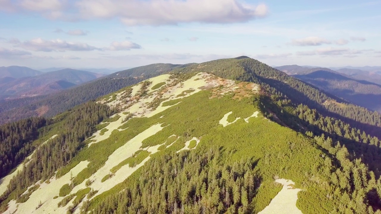 鸟瞰图上的美景。令人叹为观止的风景与全景山脉景观-喀尔巴阡山脉，辛尼维尔山口，卡缅卡山，乌克兰。4k格式的高质量拍摄视频素材