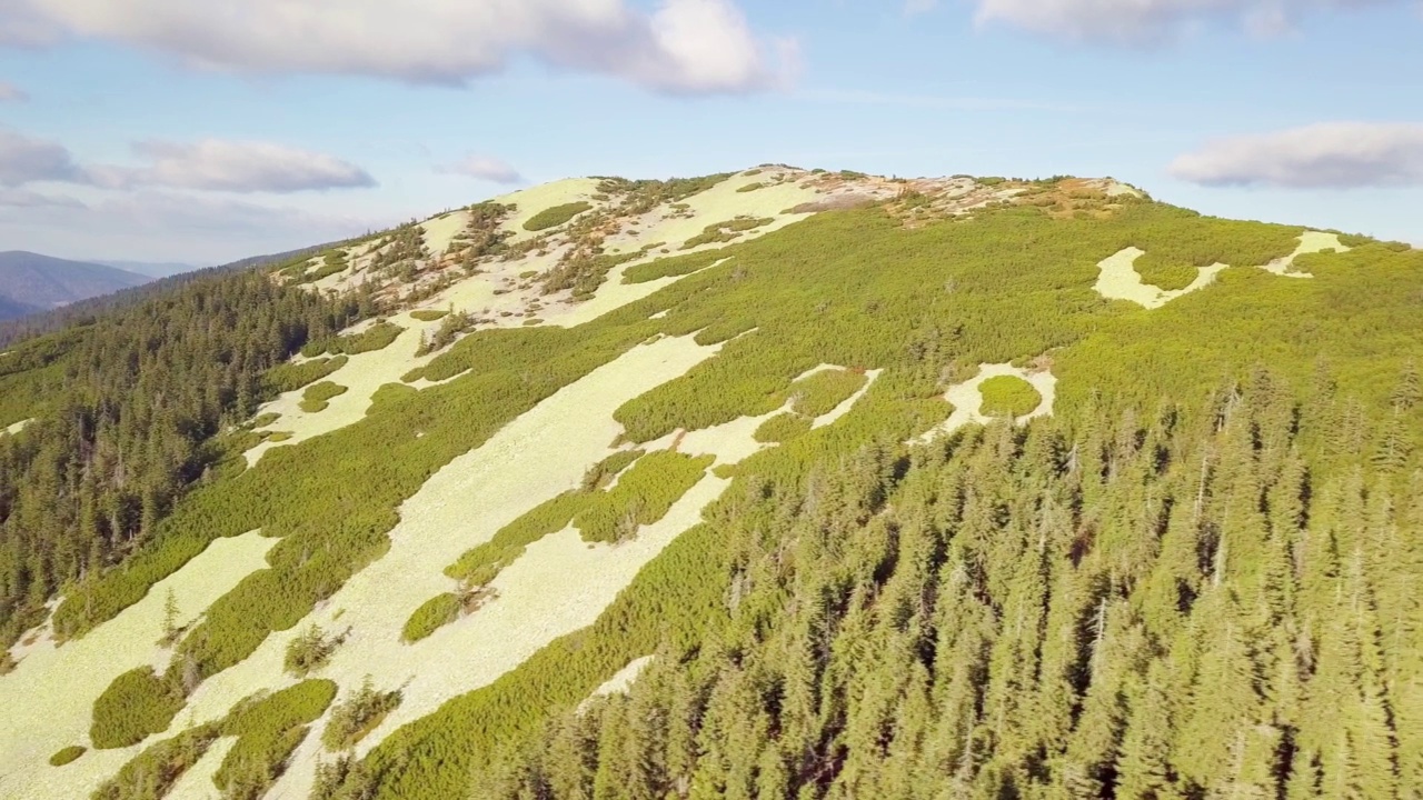 鸟瞰图上的美景。令人叹为观止的风景与全景山脉景观-喀尔巴阡山脉，辛尼维尔山口，卡缅卡山，乌克兰。4k格式的高质量拍摄视频素材