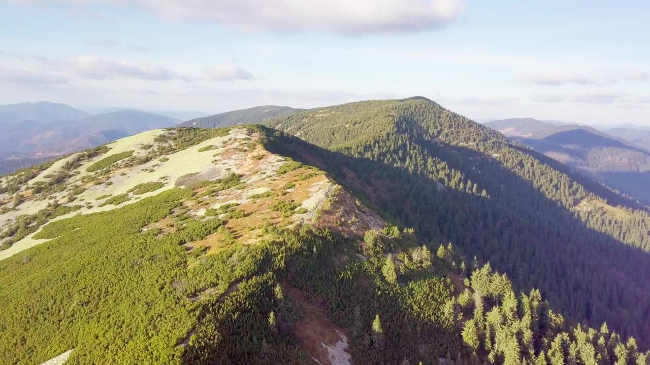 鸟瞰图上的美景。令人叹为观止的风景与全景山脉景观-喀尔巴阡山脉，辛尼维尔山口，卡缅卡山，乌克兰。4k格式的高质量拍摄视频素材