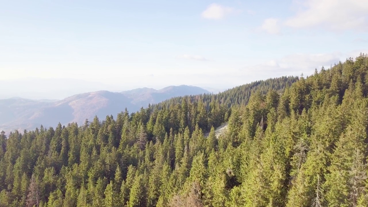 鸟瞰图上的美景。令人叹为观止的风景与全景山脉景观-喀尔巴阡山脉，辛尼维尔山口，卡缅卡山，乌克兰。4k格式的高质量拍摄视频素材