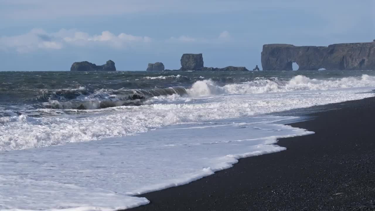 从瑞尼斯fjara海滩看Dyrholaey海角和岩石。湾、冰岛视频素材