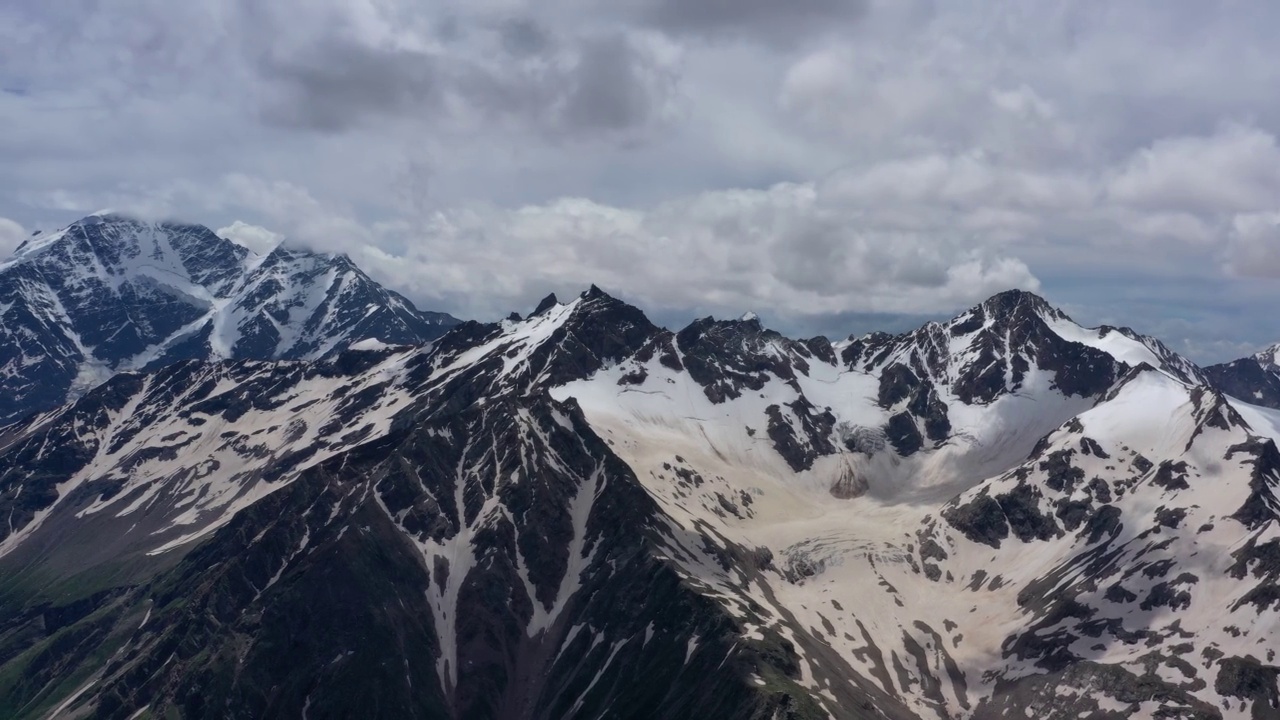 高加索雪山的鸟瞰图视频素材