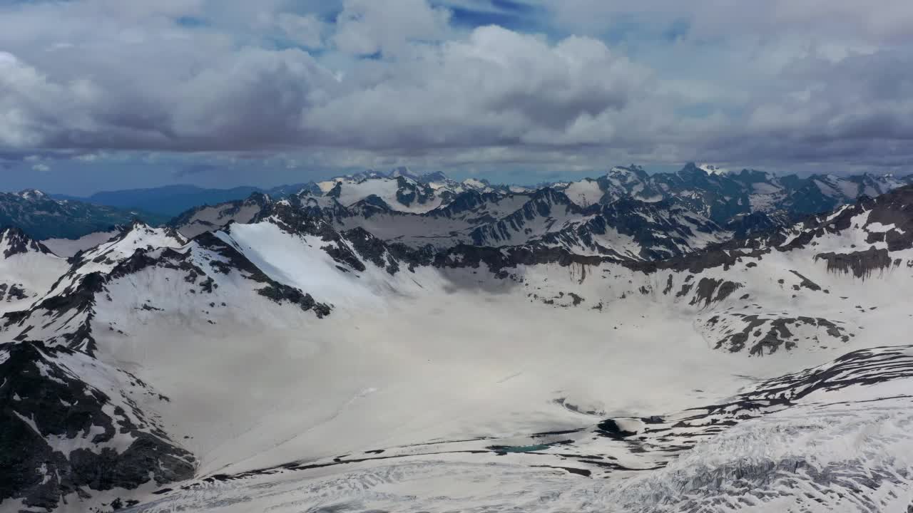 高加索雪山的鸟瞰图视频素材