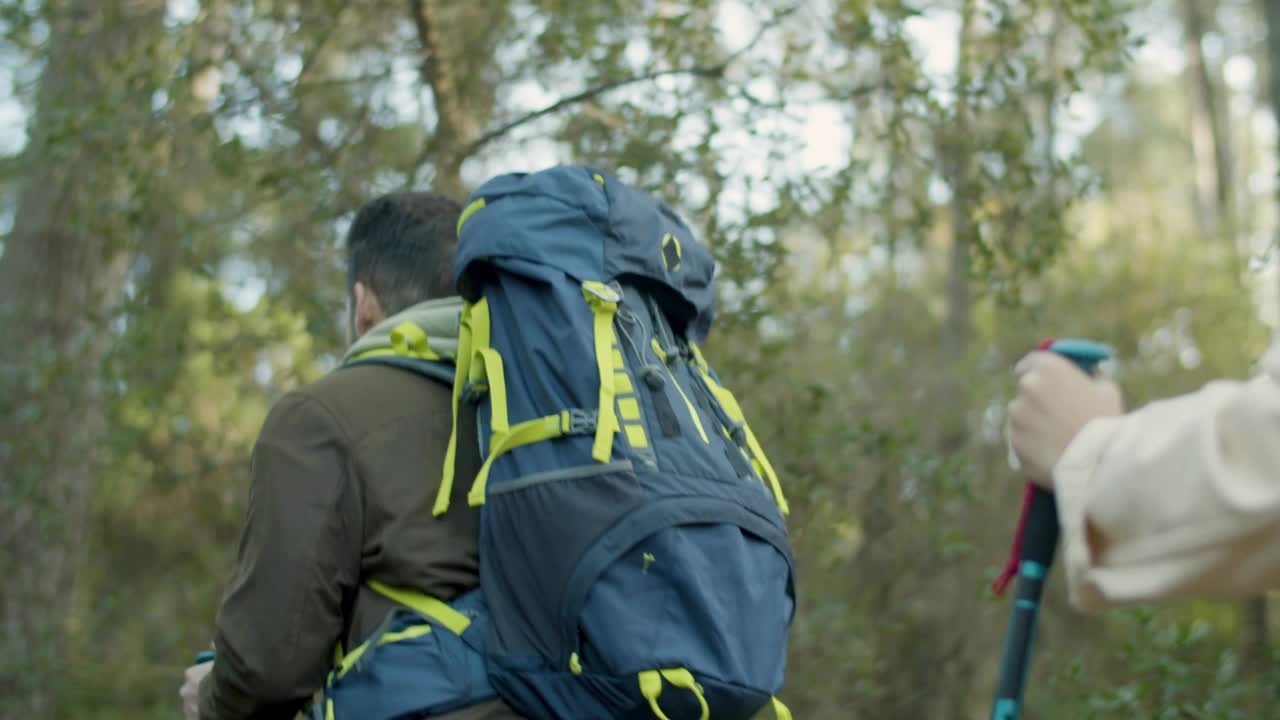 年轻的白种人夫妇走在旅游路线上视频素材